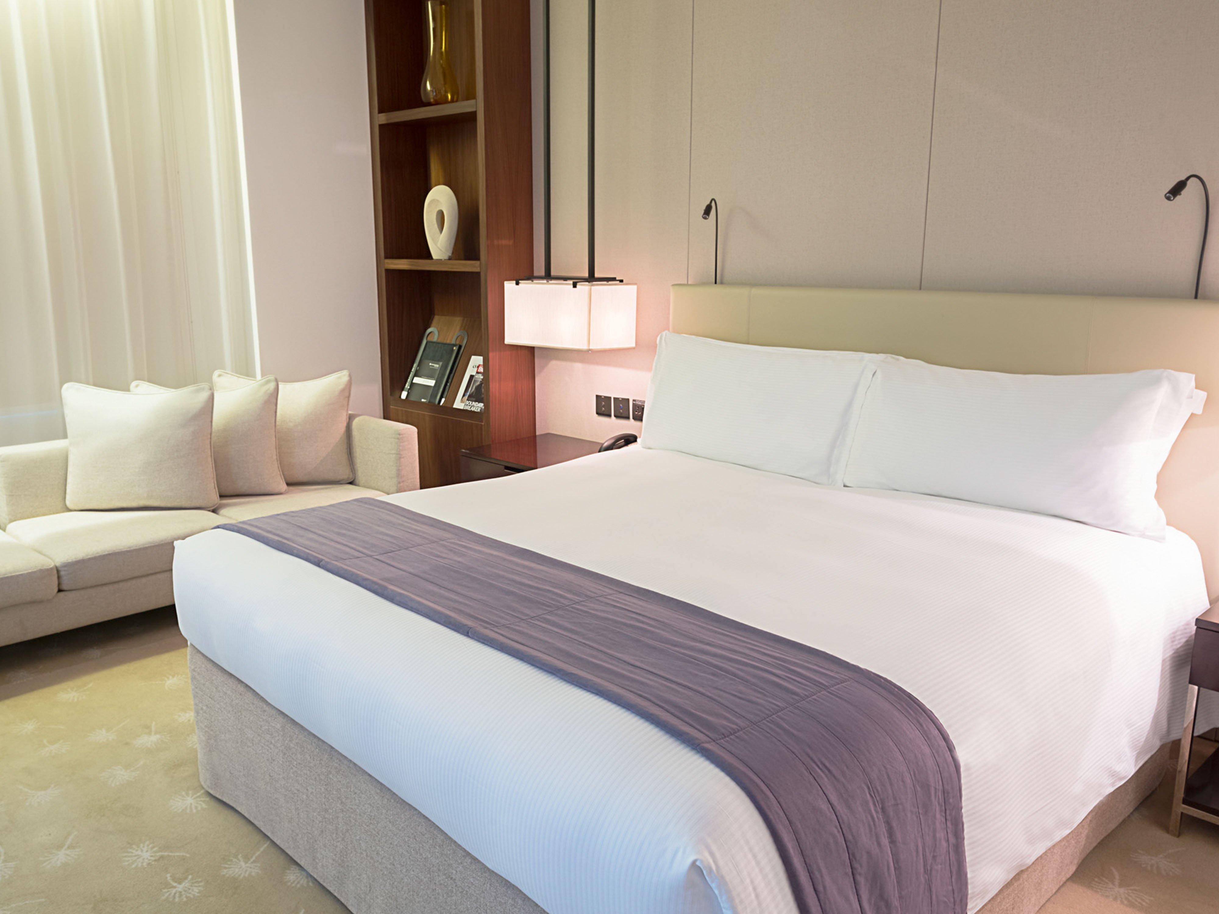 Intercontinental Dubai Festival City By Ihg Exteriör bild A bed with a bed runner