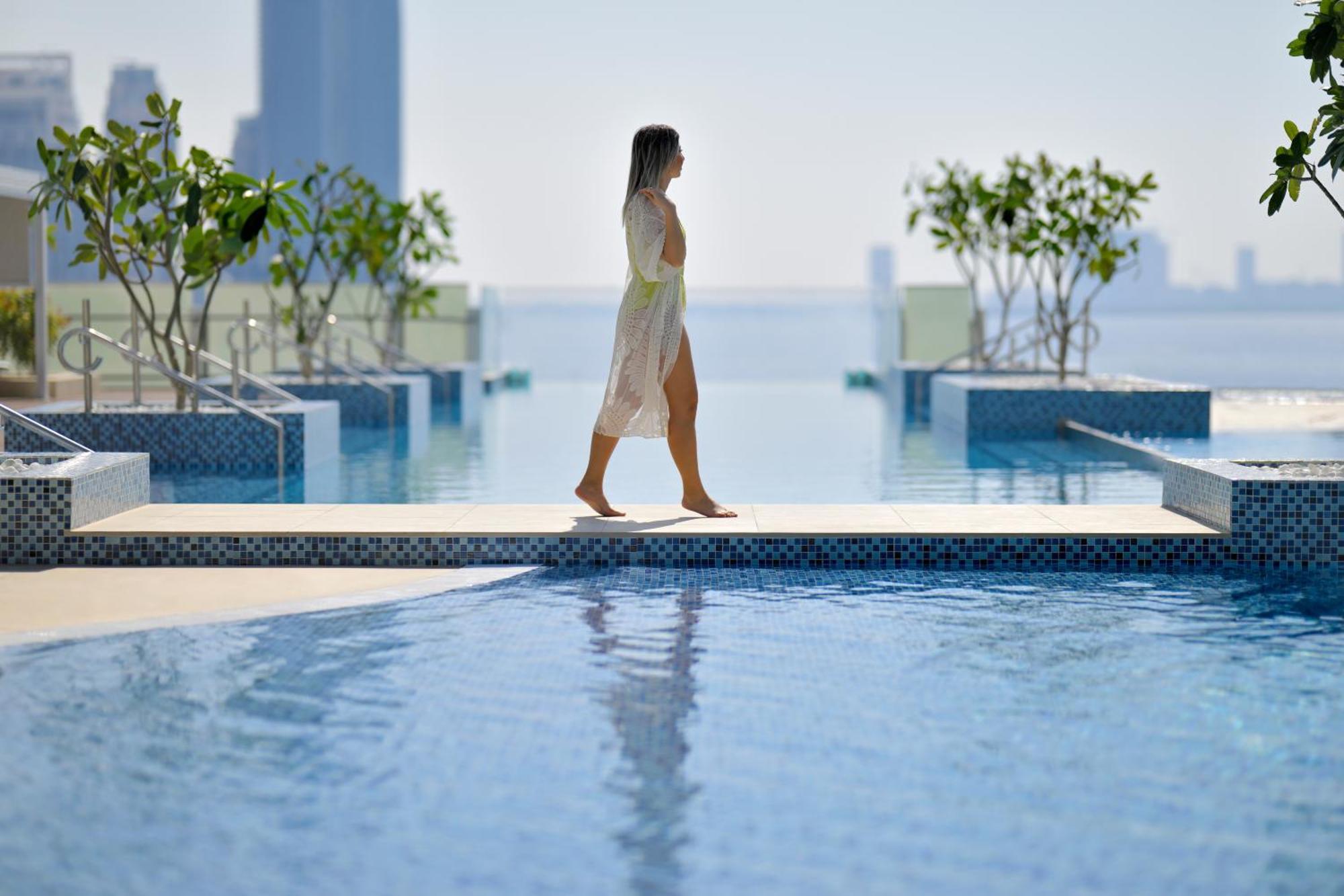 Intercontinental Dubai Festival City By Ihg Exteriör bild The swimming pool at the Address Downtown