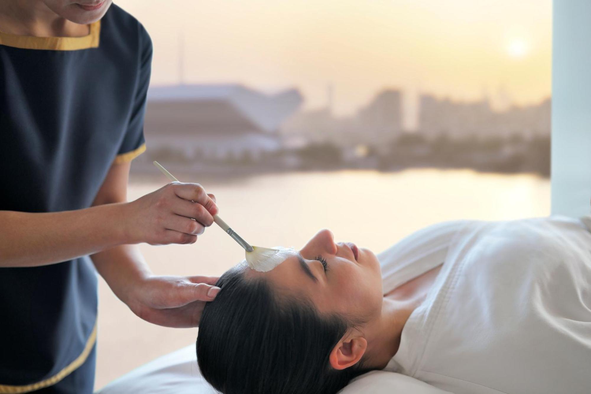 Intercontinental Dubai Festival City By Ihg Exteriör bild A woman receiving a facial treatment