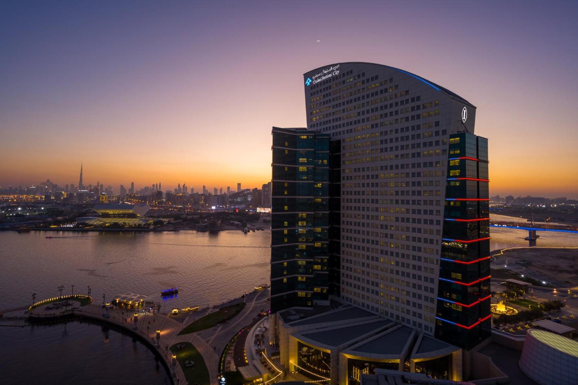 Intercontinental Dubai Festival City By Ihg Exteriör bild The hotel at sunset